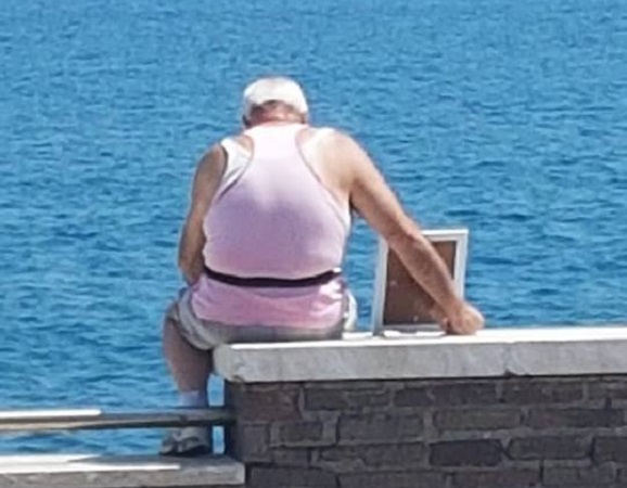 Un anziano porta la foto della moglie a guardare il mare - Foto di Giorgio Moffa (2)