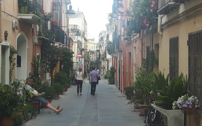 (FOTO) Cagliari storica. Strade, vicoli e colori di Villanova: il quartiere dove il tempo sembra essersi fermato
