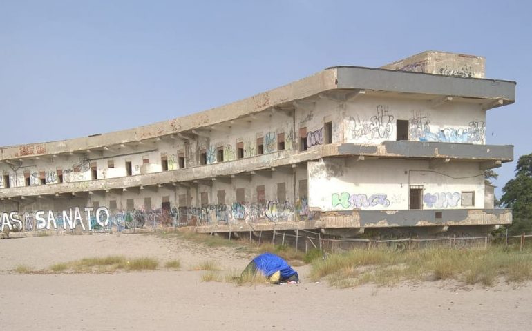 Con la tenda al Poetto. Multato un “campeggiatore” 39enne. Multe anche a due auto sulla spiaggia