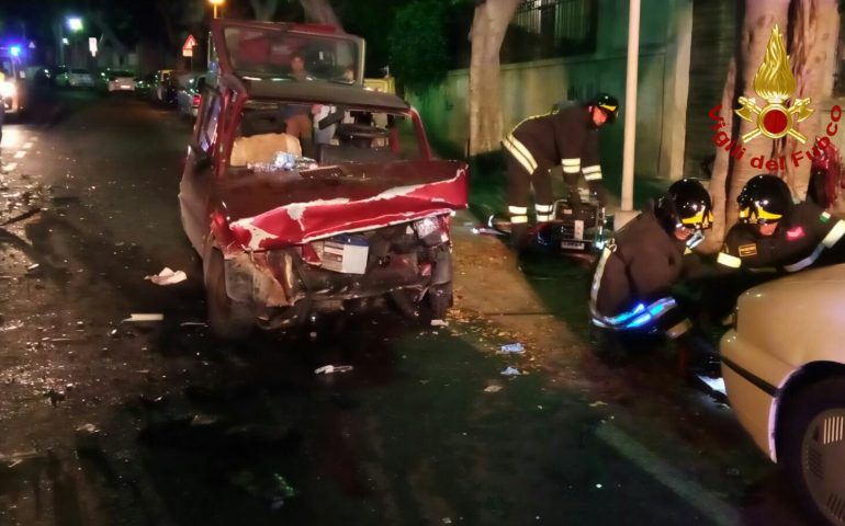 Viale Merello. Scontro frontale fra due auto: quattro feriti