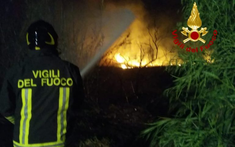 San Priamo. Vasto incendio minaccia le case: paura per i residenti e i turisti