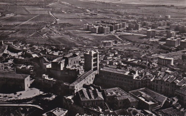 La Cagliari che non c’è più: 1954, il quartiere Castello in una foto aerea