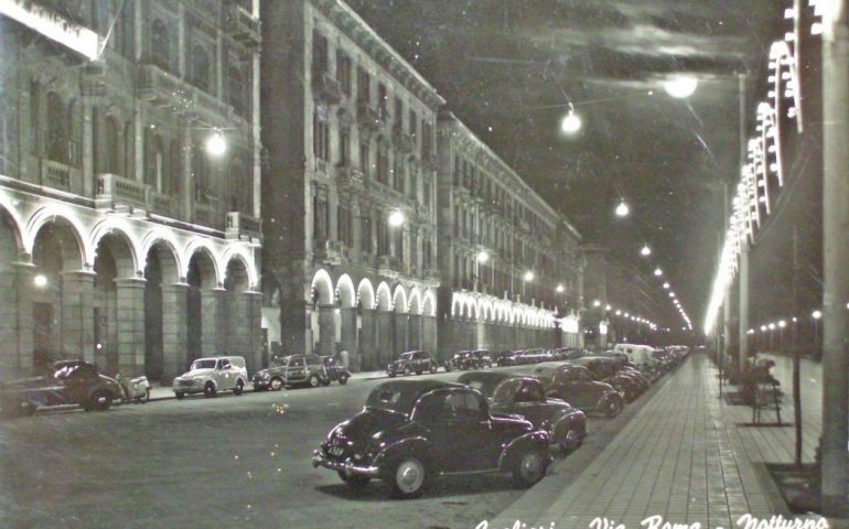 La Cagliari che non c’è più: una bella immagine notturna di via Roma nel 1954