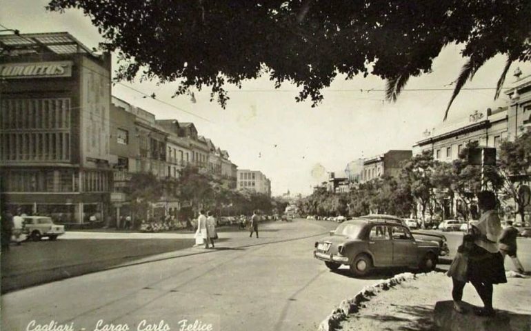 La Cagliari che non c’è più: una bella foto in bianco e nero del Largo Carlo Felice nel 1962