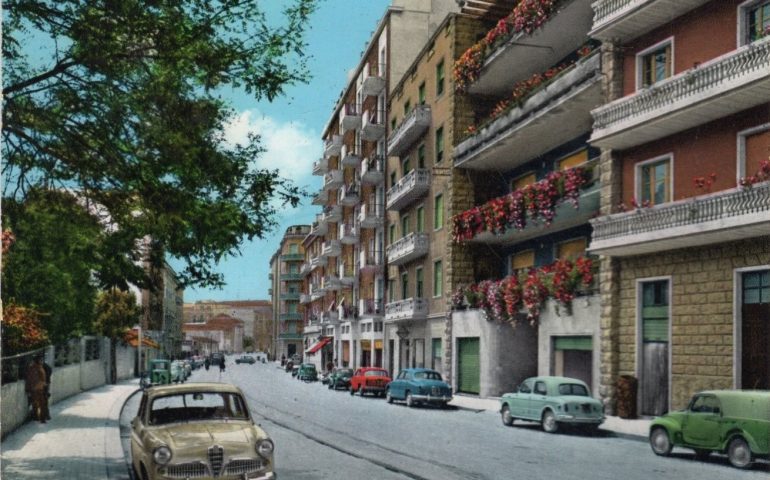 La Cagliari che non c’è più: via San Benedetto in una bella foto a colori del 1963