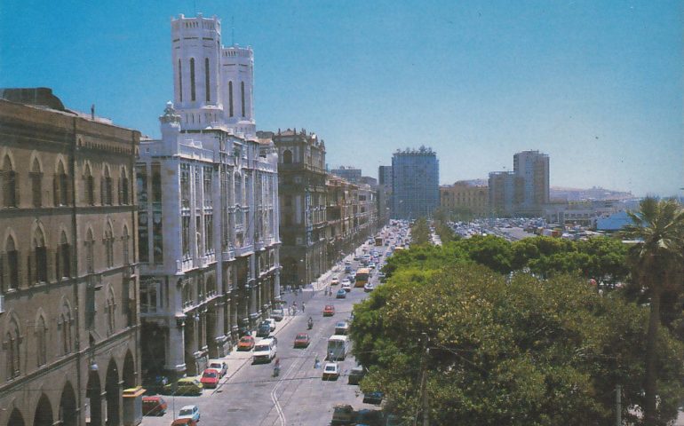 La Cagliari che non c’è più: una foto a colori di via Roma nel 1978