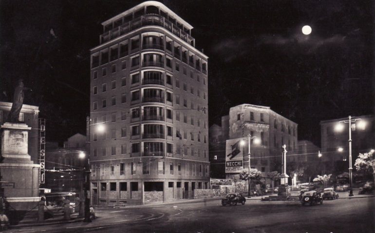 La Cagliari che non c’è più: piazza Yenne in una foto notturna dei primi anni Sessanta
