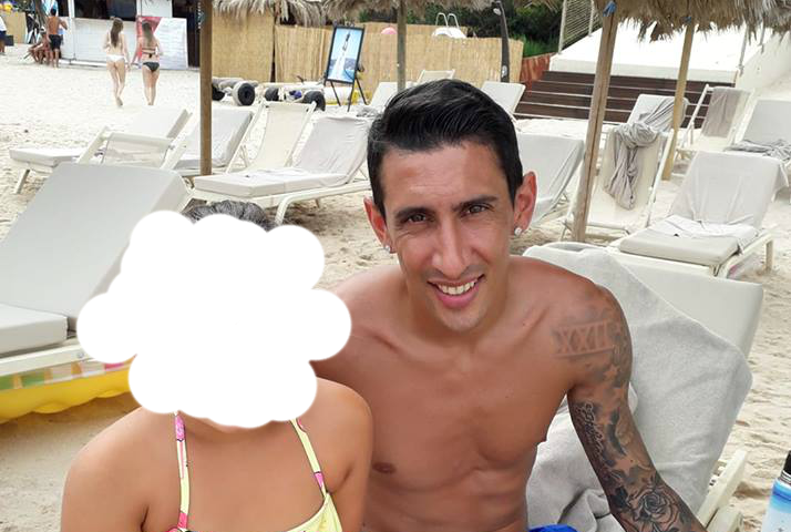 La foto: il campione argentino del Psg Angel Di Maria si rilassa al Forte Village