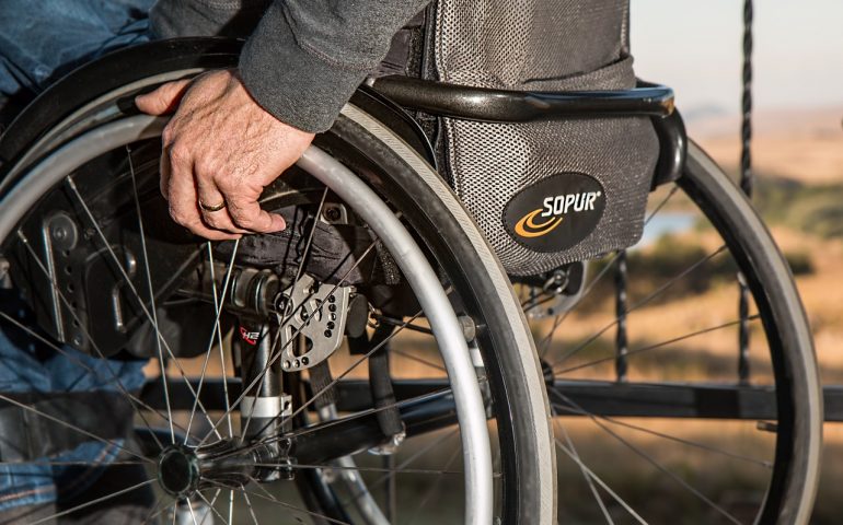 disabile disabili disabilità sedia a rotelle assemini
