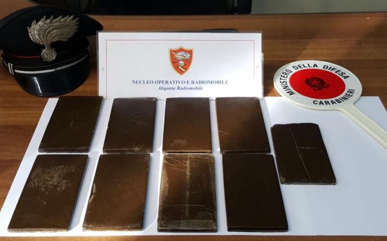 Arrestato 28enne: aveva nascosto quasi 1 chilo di hashish sotto al sedile dell’auto