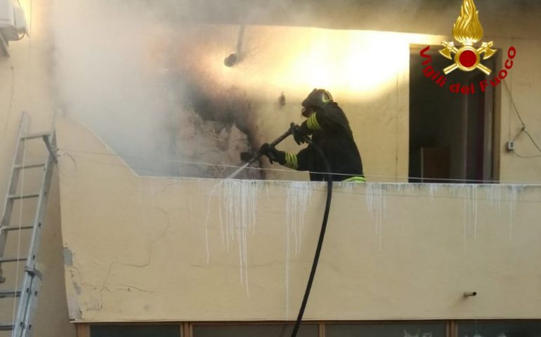 Cagliari, incendio in una veranda di via Argentiera: i Vigili del Fuoco intervengono e scongiurano il pericolo