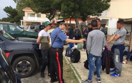 migranti carabinieri porto pino