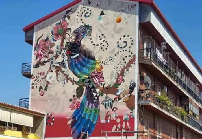 La foto: ecco a voi la pavoncella, c’è un nuovo grande murale a San Gavino