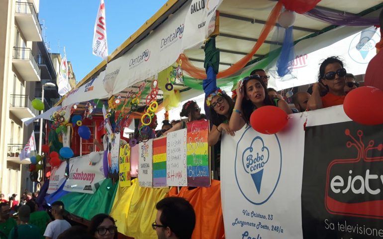 Grande festa per il Sardegna Pride: migliaia di persone in corteo per i diritti civili