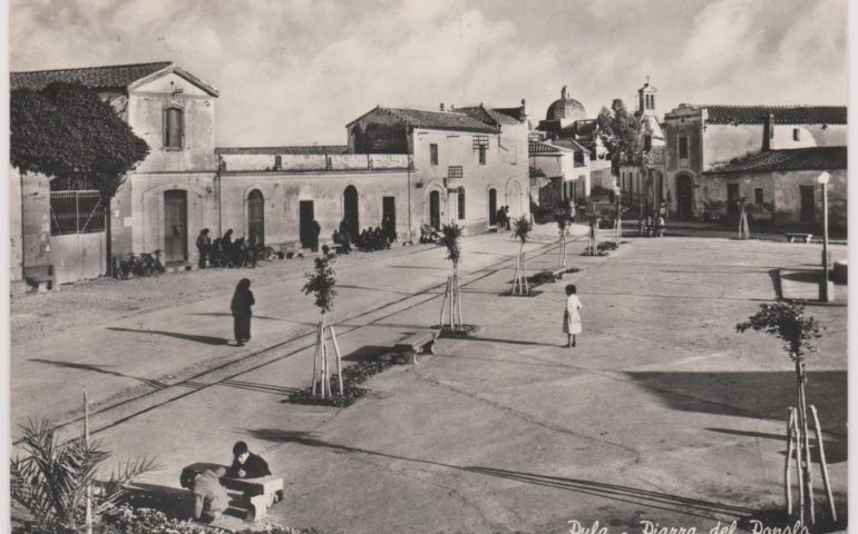 La Sardegna che non c’è più: Pula, piazza del Popolo in una bella foto in bianco e nero del 1958