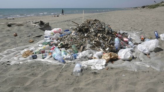 Cuglieri, troppi rifiuti a S’Archittu: non si potrà più mangiare e bere in spiaggia