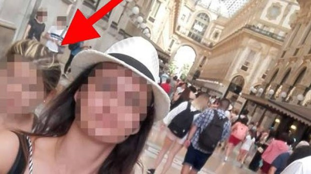 Milano. Turista si fa un selfie con la ladra di portafogli, arrestata grazie alla foto