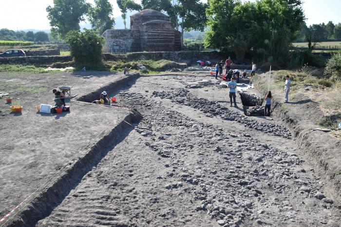 Siligo, scoperta una grande strada romana dietro la basilica di Nostra Signora di Mesumundu