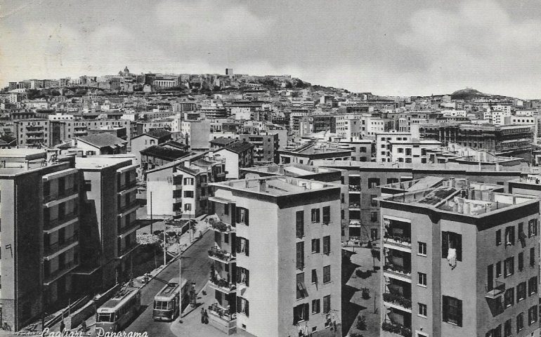 La Cagliari che non c’è più: panorama della città con primo piano di via Pessina nel 1956