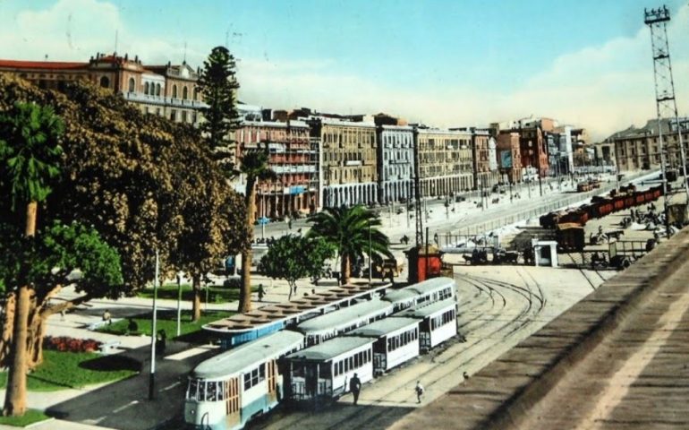 La Cagliari che non c’è più: piazza Matteotti in una foto a colori del 1956