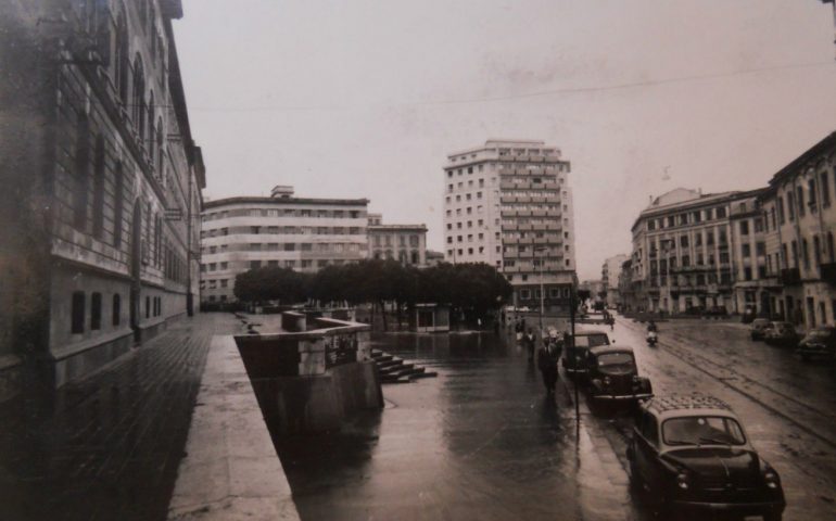 La Cagliari che non c’è più: una foto in bianco e nero di piazza Garibaldi nel 1963