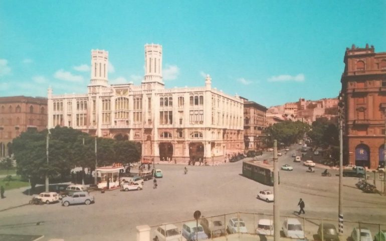 La Cagliari che non c’è più: via Roma e il Largo Carlo Felice in una foto a colori del 1967