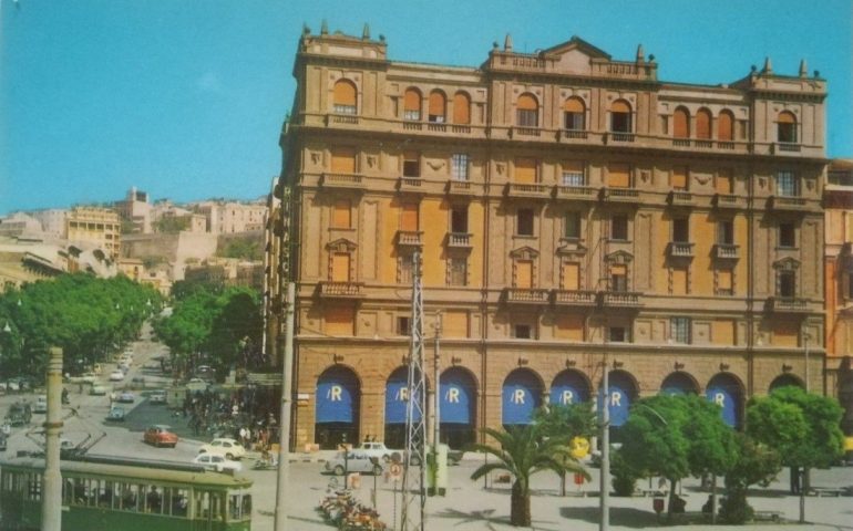 La Cagliari che non c’è più: via Roma e il largo Carlo Felice in una bella foto a colori del 1967