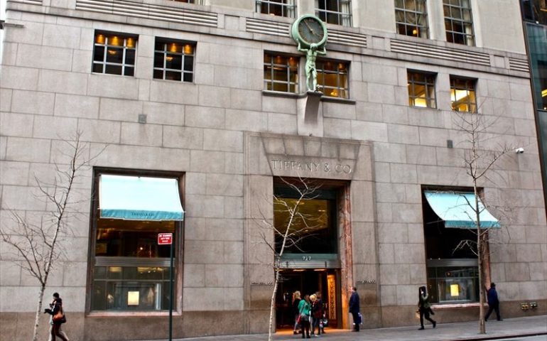 New York. La celebre gioielleria Tiffany sulla Fifth Avenue rinnova il look e chiuderà per tre anni