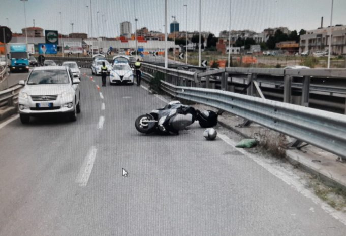 Cagliari. Perde il controllo dello scooter e va a sbattere contro il guard rail sull’Asse mediano