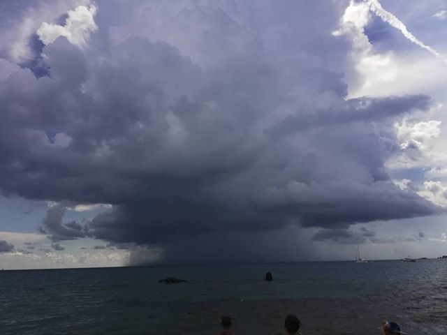 La foto dei lettori. Il muro d’acqua al largo della spiaggia Cava Usai a Villasimius