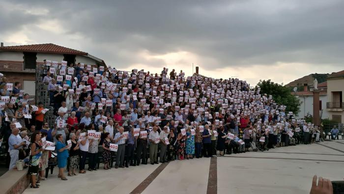 Banari. Contro lo spopolamento arriva l’impresa da record: scattata la foto di gruppo più numerosa