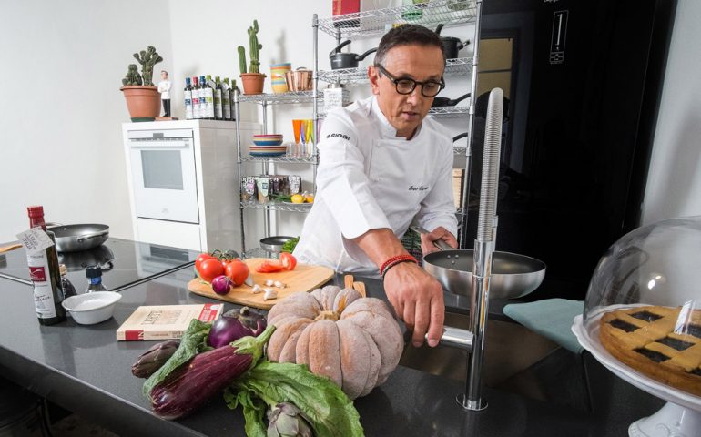 Lo chef Bruno Barbieri innamorato della Sardegna in un video su Twitter: “Mi trovo un lavoro e rimango qui”