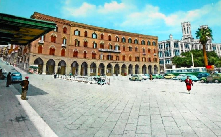 La Cagliari che non c’è più: piazza Matteotti in una bella foto a colori del 1962