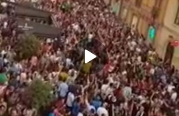 Chi non salta è cagliaritano festa dei candelieri sassari