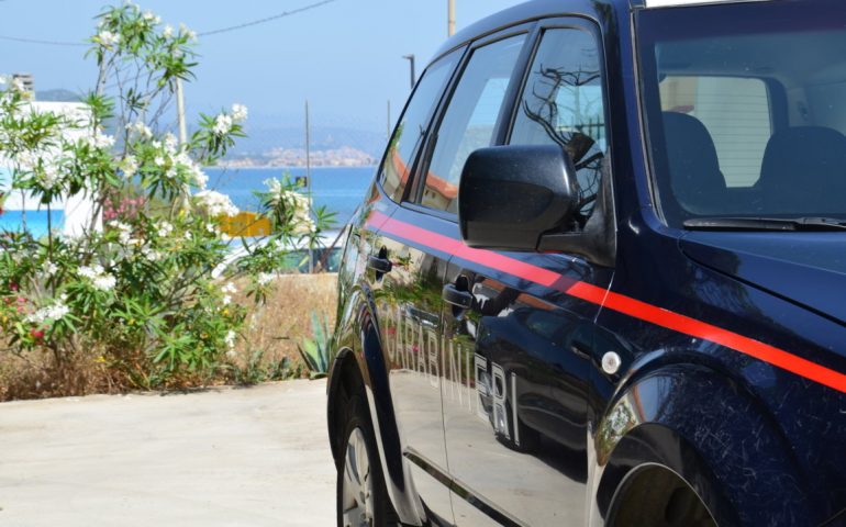 Guida senza patente e offese ai carabinieri turisti piemontesi
