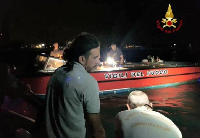 I Vigili del Fuoco nel luogo dell'incidente avvenuto nella Laguna di Venezia