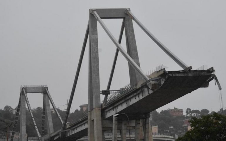 Ponte Morandi crollato a Genova - Foto Twitter Il Sole 24 Ore