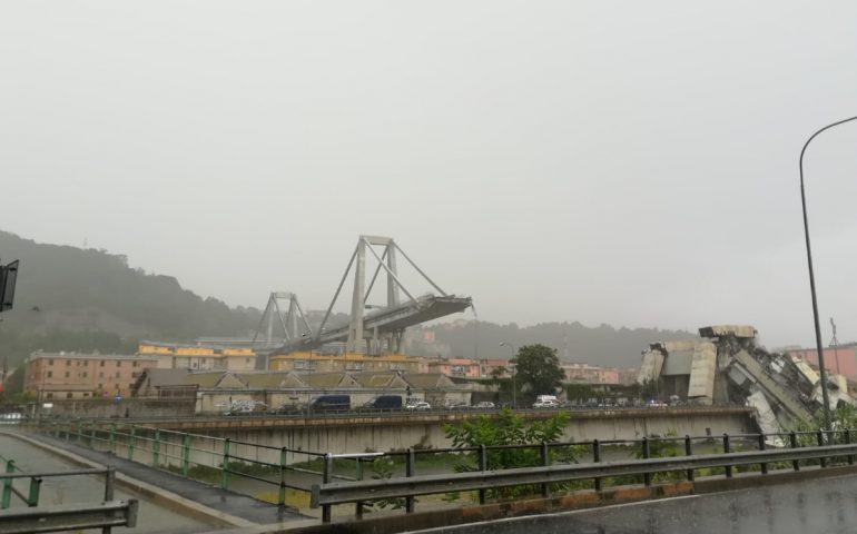 Ponte Morandi crollato a Genova - Foto Twitter Sergio Battelli