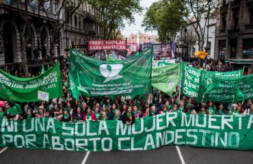Una manifestazione a favore della legalizzazione dell'aborto a Buenos Aires