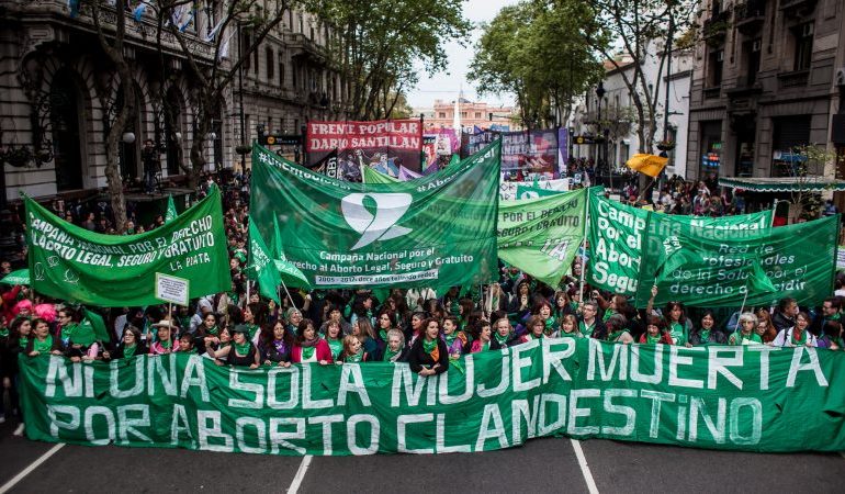 Una manifestazione a favore della legalizzazione dell'aborto a Buenos Aires