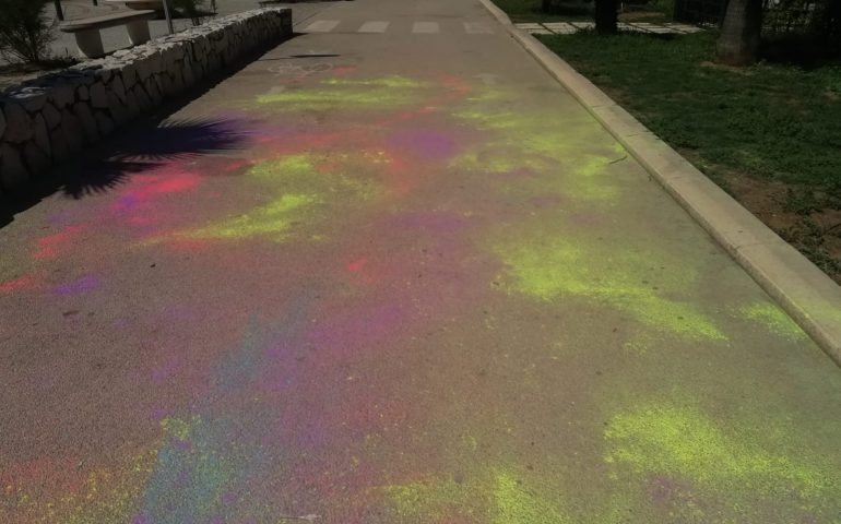 (FOTO e VIDEO) Quel che resta di un Holi. Pista ciclabile arcobaleno a Quartu per il festival dei colori