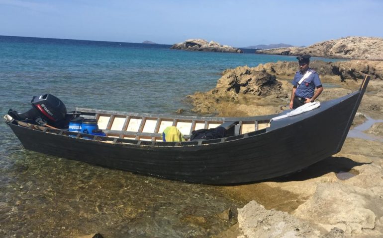 Porto Pino: continuano gli sbarchi di migranti. Nella notte sono arrivati 8 algerini, tra cui una donna