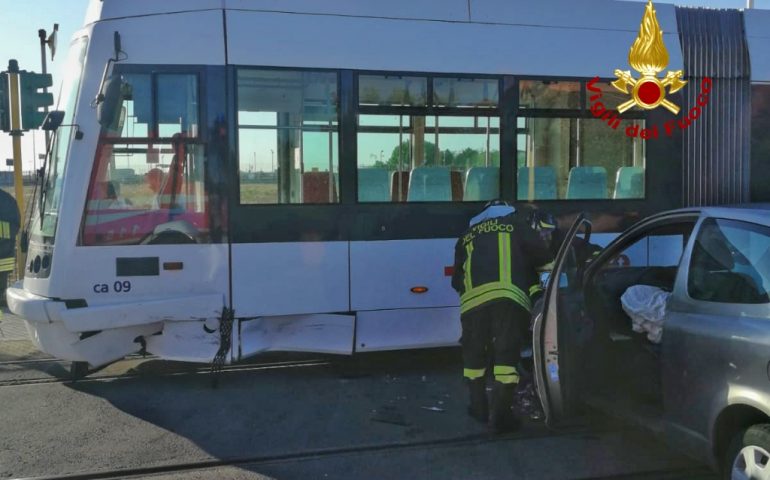 Accecata dal sole non vede il semaforo. Auto contro metro in via Caracalla a Cagliari