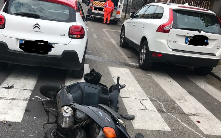Pirri. Scooter tampona un’auto in via Santa Maria Chiara. Ferito il conducente del motoveicolo