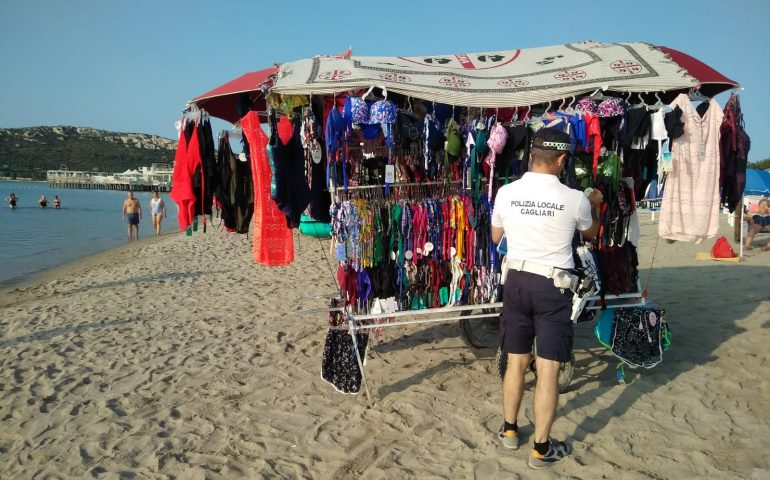 Multe al Poetto di Cagliari. Dal turista che sotterra la sigaretta ai cani senza guinzaglio, multe anche alle auto in sosta