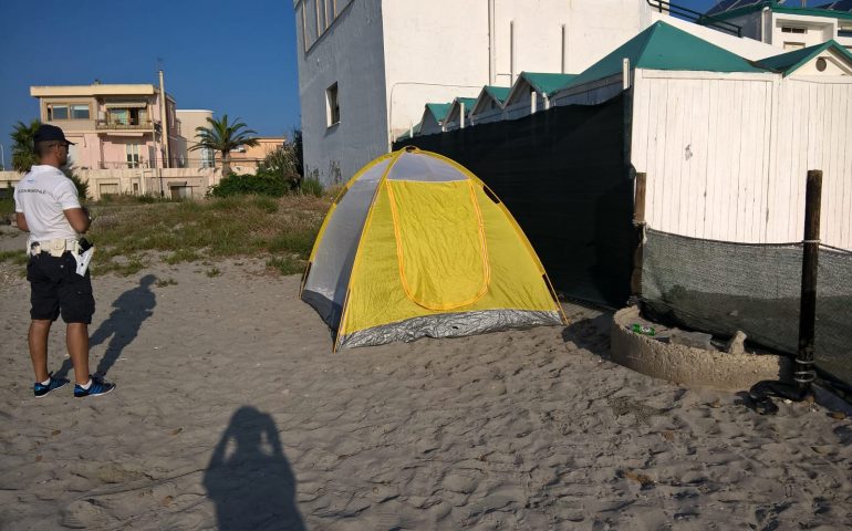 Raffica di controlli al Poetto di Cagliari: campeggiatori sulla spiaggia, cani senza guinzaglio e venditori abusivi