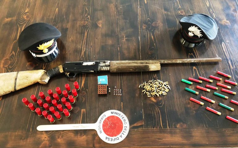 In casa con fucile e 145 munizioni detenute illegalmente: arrestato