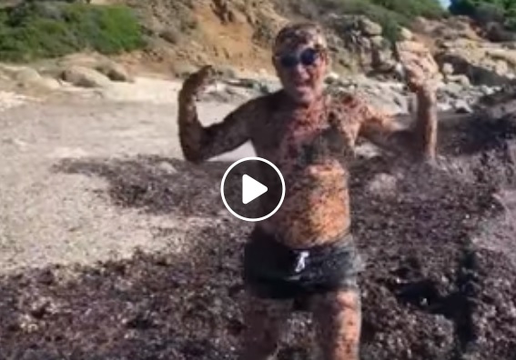 (VIDEO) Vacanze in Sardegna tra le alghe per lo chef Bruno Barbieri: “Fanno bene”