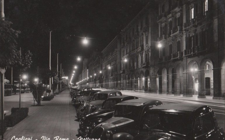 La Cagliari che non c’è più: una bella immagine notturna in bianco e nero di via Roma nel 1956