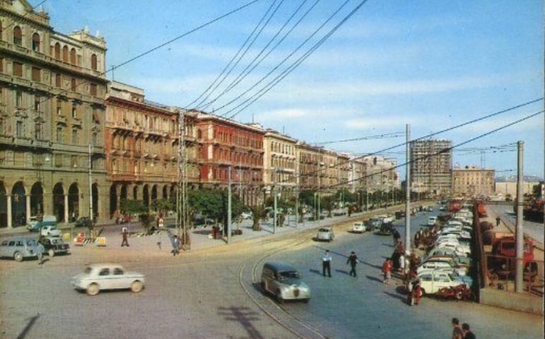 La Cagliari che non c’è più: una bella immagine a colori di via Roma nel 1964
